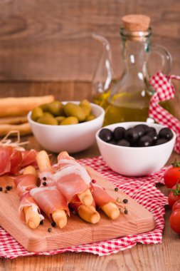 Grisini breadsticks ile jambon.