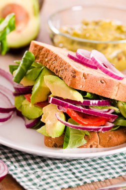 Sebzeli tost ile avokado.