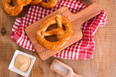 Ahşap masa üzerinde Bavyera simit.