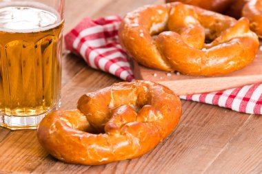 Ahşap masa üzerinde Bavyera simit.