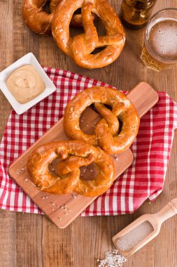 Ahşap masa üzerinde Bavyera simit.