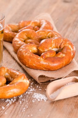 Ahşap masa üzerinde Bavyera simit.