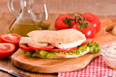 Puccia ekmek mozzarella ve domates ile. 