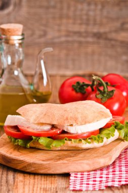 Puccia ekmek mozzarella ve domates ile. 