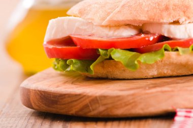 Puccia ekmek mozzarella ve domates ile. 