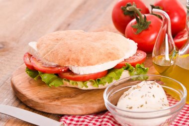 Puccia ekmek mozzarella ve domates ile. 