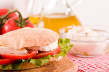 Puccia ekmek mozzarella ve domates ile. 