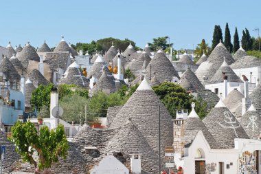 Alberobello panoramik manzaralı. Puglia. İtalya. 