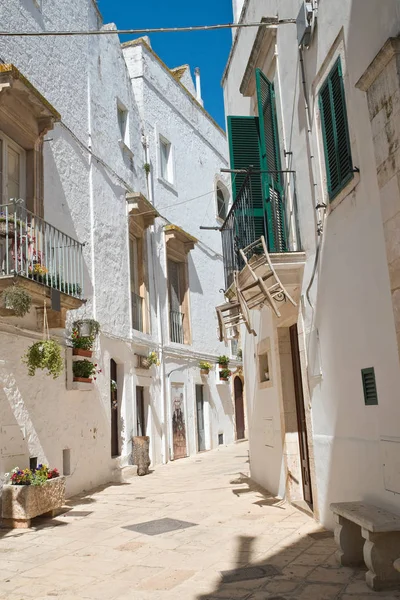 Callejuela. Locorotondo. Puglia. Italia . — Foto de Stock