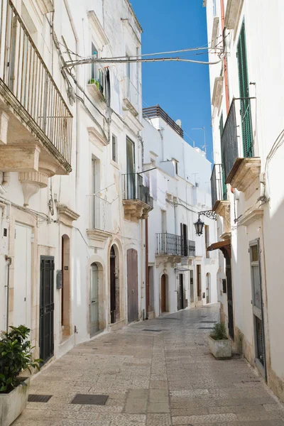 En gränd. Det är Martina Franca. Apulien. Italien. — Stockfoto