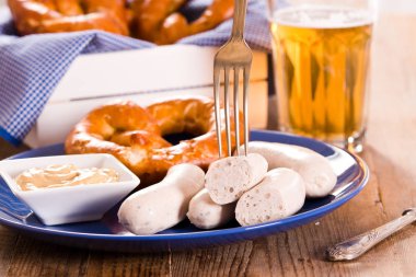 Mavi çanak üzerinde Bavyera simit. 