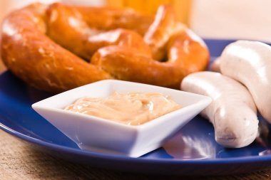 Mavi çanak üzerinde Bavyera simit. 