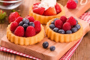 Tartlets orman meyve ile. 