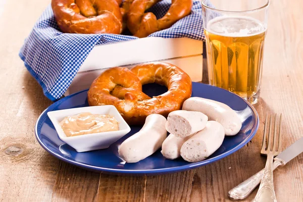 Bayerska pretzels på blå maträtt. — Stockfoto