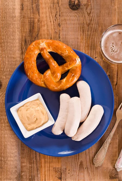 Pretzels bávaros em prato azul . — Fotografia de Stock