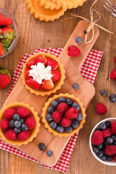 Tartlets with forest fruits. — Stock Photo, Image