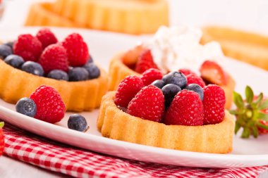 Tartlets orman meyve ile. 