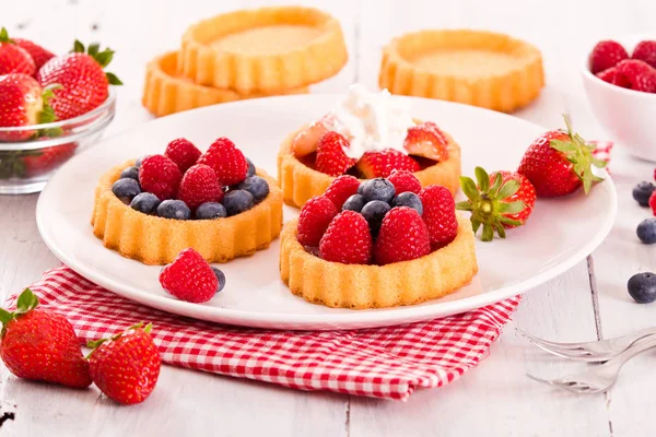 Törtchen mit Waldfrüchten. — Stockfoto