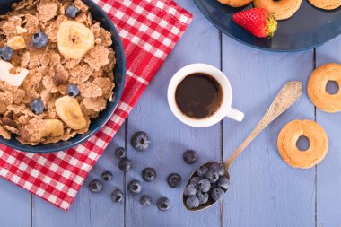 Kepekli tahıllar ile Kahvaltı.