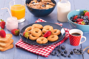 Kepekli tahıllar ile Kahvaltı.