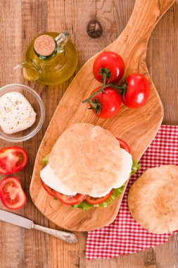 Puccia ekmek mozzarella ve domates ile. 