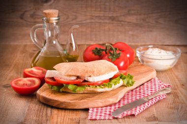 Puccia ekmek mozzarella ve domates ile. 