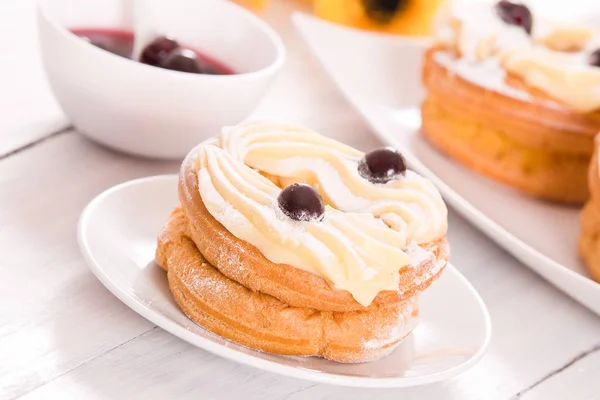 Zeppole with pastry cream. — Stock Photo, Image