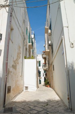 Ara sokakta. Monopoli 'de. Puglia. İtalya. 