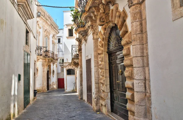 Een steegje. Martina Franca. Een Puglia. Italië. — Stockfoto