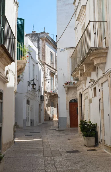 Een steegje. Martina Franca. Een Puglia. Italië. — Stockfoto