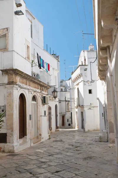 Para o beco. Martina Franca. Puglia. Itália . — Fotografia de Stock