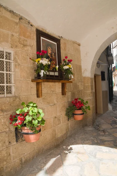 Alleyway. Monopoli. Puglia. Italy. — Stock Photo, Image