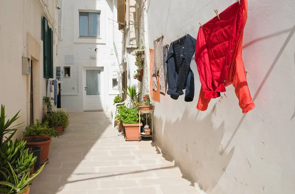 Alleyway. Monopoli. Puglia. Italy. — Stock Photo, Image