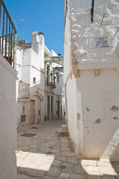 Alleyway. Cisternino. Puglia. İtalya. — Stok fotoğraf