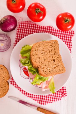 Sandviç tost ekmeği beyaz çanak üzerinde. 