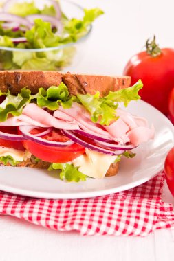 Sandviç tost ekmeği beyaz çanak üzerinde. 