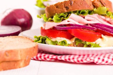 Sandviç tost ekmeği beyaz çanak üzerinde. 