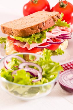 Sandviç tost ekmeği beyaz çanak üzerinde. 