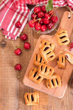 Cuttingboard tarihinde Kirazlı pasta börek.