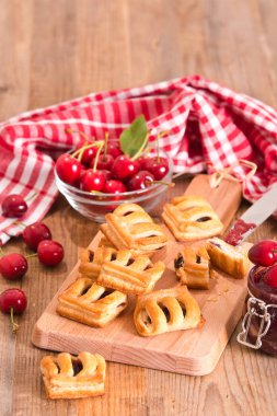 Cuttingboard tarihinde Kirazlı pasta börek.
