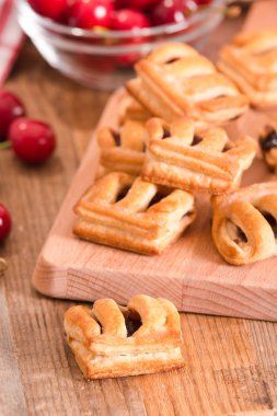 Cuttingboard tarihinde Kirazlı pasta börek.