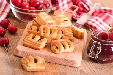 Cuttingboard tarihinde Kirazlı pasta börek.