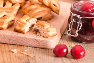 Cuttingboard tarihinde Kirazlı pasta börek.