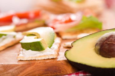 Kraker jambon ve avokado cuttingboard üzerinde.