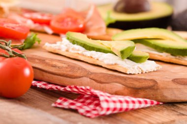 Kraker jambon ve avokado cuttingboard üzerinde.