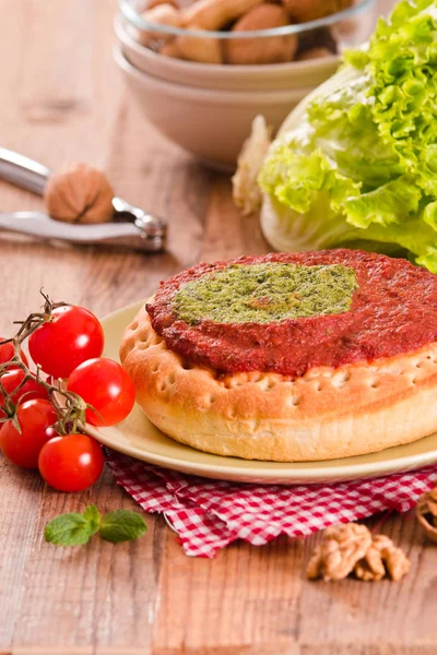 Calzone com nozes e mergulho . — Fotografia de Stock