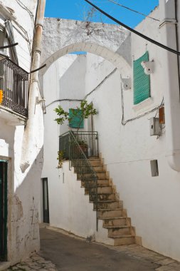 Ara sokakta. Ceglie Messapica. Puglia. İtalya. 