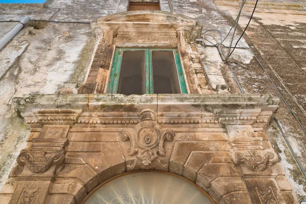 Historiskt palats. Ceglie messapica. Puglia. Italien. — Stockfoto