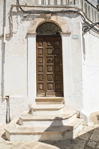 लाकडी दरवाजा. सेग्ली मेसापिका. पुग्लिया. इटली . — स्टॉक फोटो, इमेज