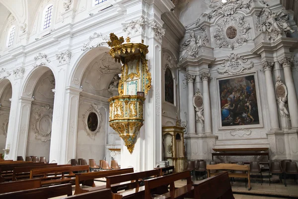 Kościół św domenico. Putignano. Puglia. Włochy. — Zdjęcie stockowe